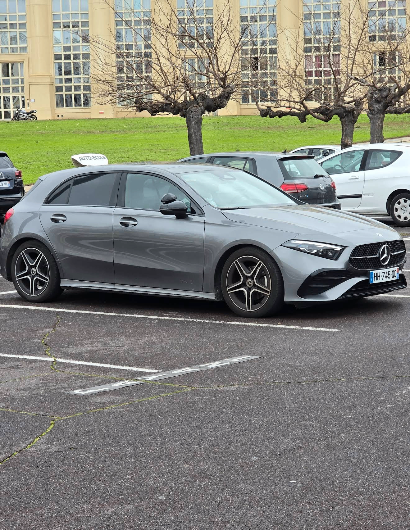 Vue latérale de la voiture de l'auto-école Dubois Confiance Conduite